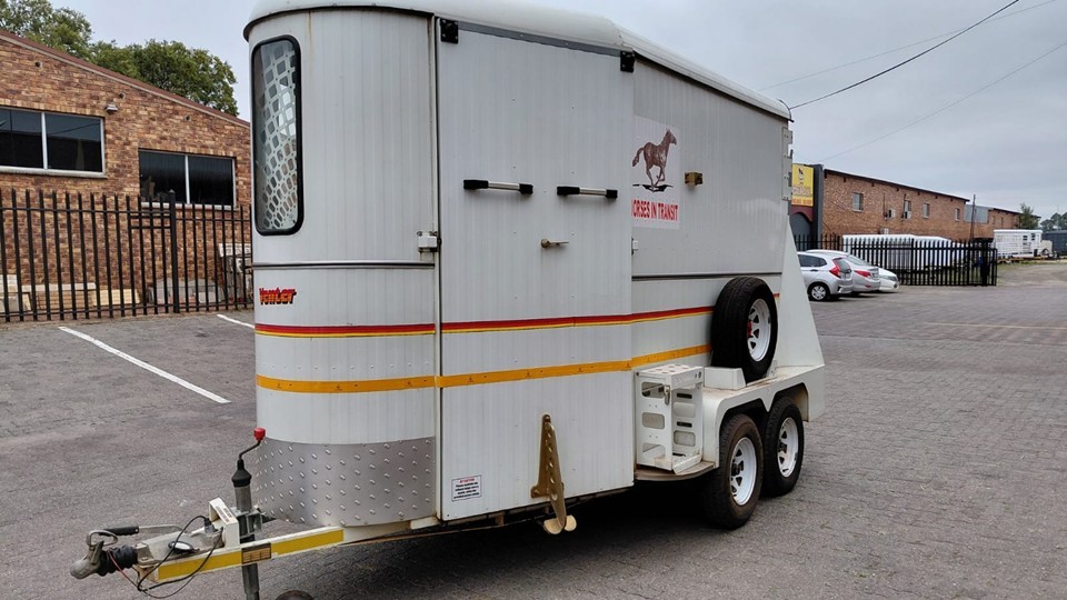 2016 Venter Royal Horse-Box (Spotless) 2016 Venter Royal Horse-Box (Spotless)